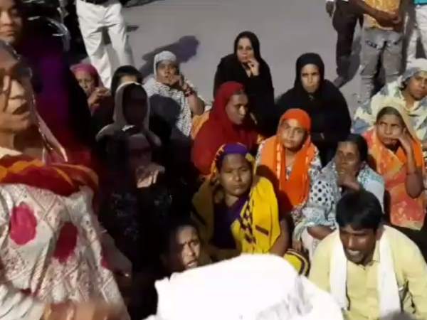 15 दिनों से पानी नहीं आया