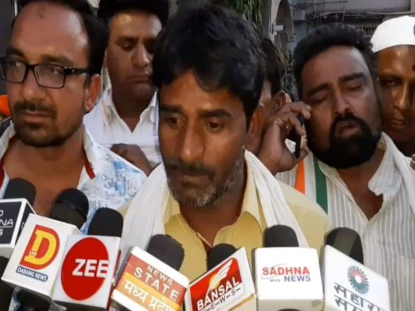 परेशान होकर धरना भी दिया