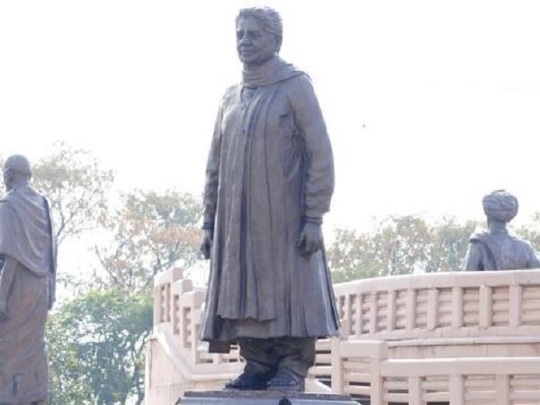 गुजरात में सरदार पटेल की मूर्ति लगाने पर भी सवाल खड़ा किया