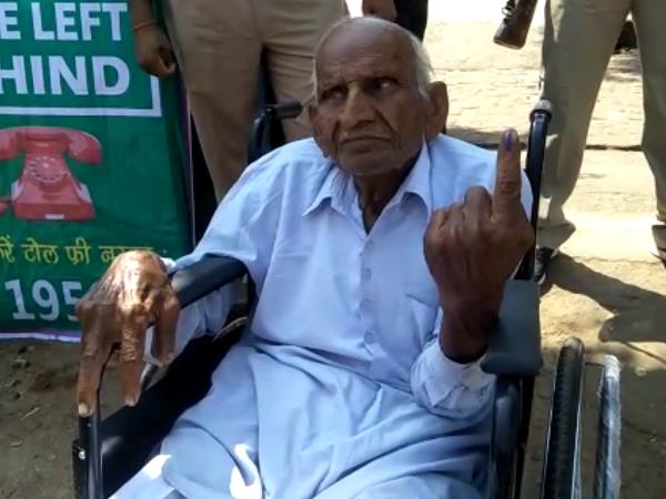 oldest 107 year old man cast his vote in agra oldest 107 year old man cast his vote in agra