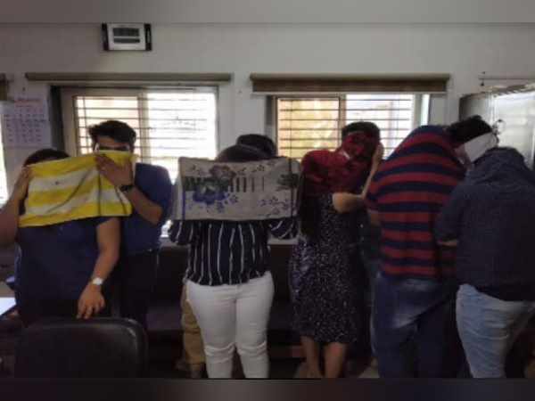 गुजरात में शराब बैन, फिर भी रईस पीते हैं खूब