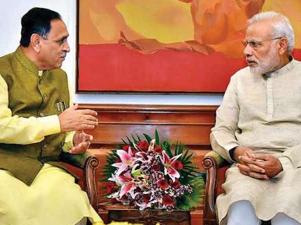 गुजरात पहुंचे मोदी ने मतदाताओं का मूड भांपा गुजरात पहुंचे मोदी ने मतदाताओं का मूड भांपा