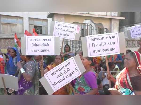 Congress women protests in gujarat minister home-town