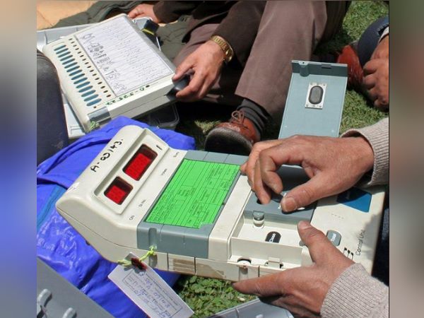 गैरहाजरी के चलते क्लर्क का भी गिरफ्तारी वारंट इश्यू हो गया