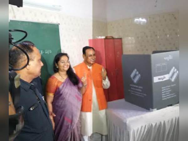 मुख्यमंत्री ने भी डाला वोट, कांग्रेसी उम्मीदवार ने मांगा आर्शीवाद