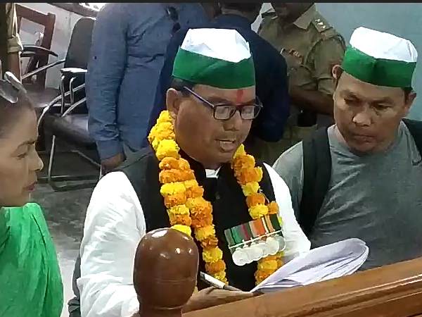 इधर, किन्नर ने बतौर निर्दलीय प्रत्याशी भरा नामांकन इधर, किन्नर ने बतौर निर्दलीय प्रत्याशी भरा नामांकन