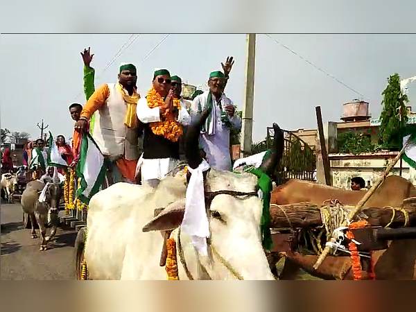 तीन बैलगाड़ियां लेकर पर्चा दाखिल करने आए राणा तीन बैलगाड़ियां लेकर पर्चा दाखिल करने आए राणा