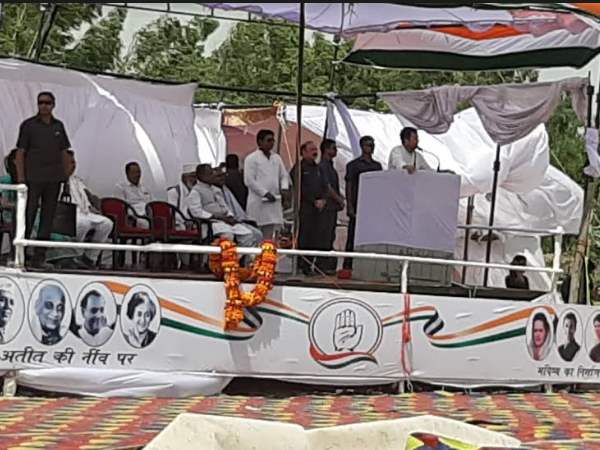 राहुल गांधी ने कहा मोदी अब 2 करोड़ रोजगार देने की बात नहीं करते