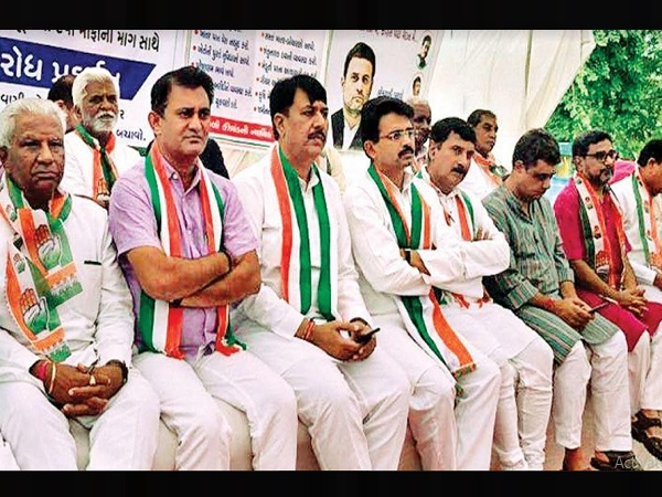 gujarat: villagers show posters against congress