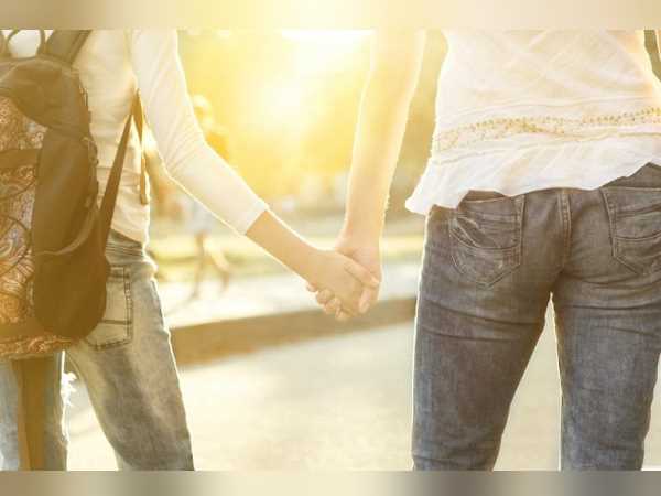 एक लड़की बालिग थी और दूसरी नाबालिग