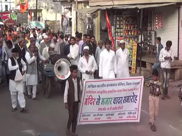 Muslim Devotees offered flag to Bajarang Bali in Rajagarh MP Muslim Devotees offered flag to Bajarang Bali in Rajagarh MP