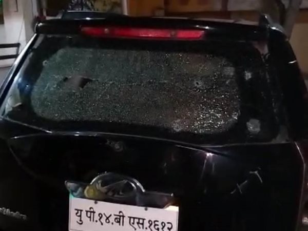 गोली गाड़ी के पीछे के शीशे पर भी लगी गोली गाड़ी के पीछे के शीशे पर भी लगी