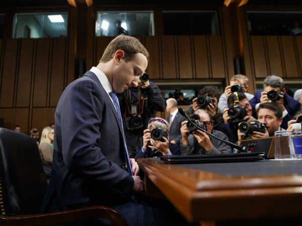 आलोचनाओं से घिरी है फेसबुक 