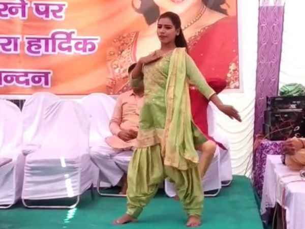 हेमा के कार्यक्रम में करवाया फूहड़ डांस 