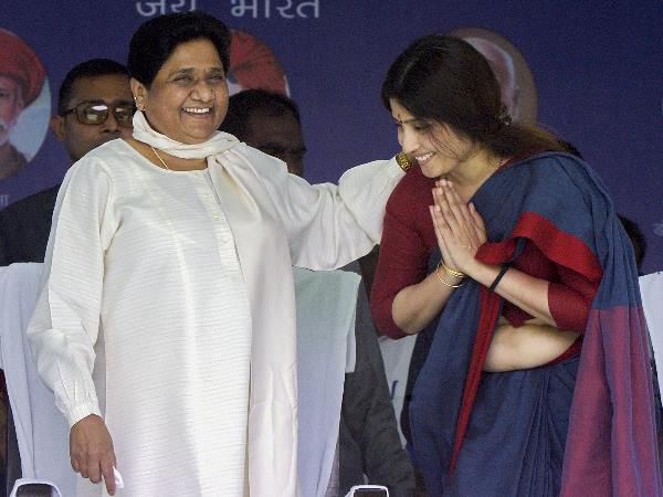 मायावती ने डिंपल को बताया, अपने परिवार की बहू मायावती ने डिंपल को बताया, अपने परिवार की बहू