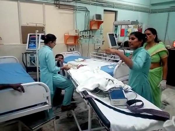 घर के बाहर खड़ी थी बच्ची