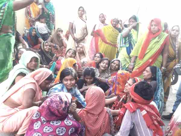 कमरे में सो रहे थे दंपती