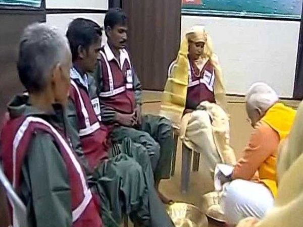 दलितों के पैर धोने वाले पोस्टर