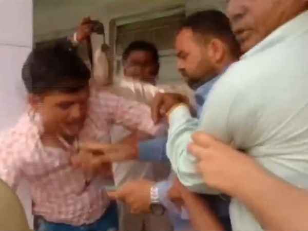 पीठासीन अधिकारी को बीजेपी कार्यकर्ताओं ने पीटा