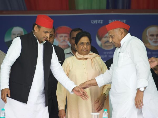 अखिलेश ने चाचा पर लगाया BJP नेताओं से मिलने का आरोप