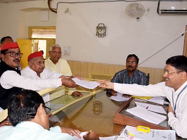 मुलायम सिंह यादव के पास नहीं है कार