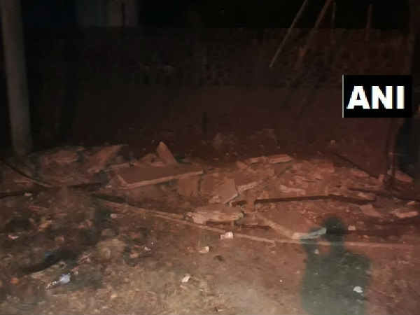 मुंबई में फिर गिरा फुट ओवरब्रिज, 2 लोग जख्मी मुंबई में फिर गिरा फुट ओवरब्रिज, 2 लोग जख्मी