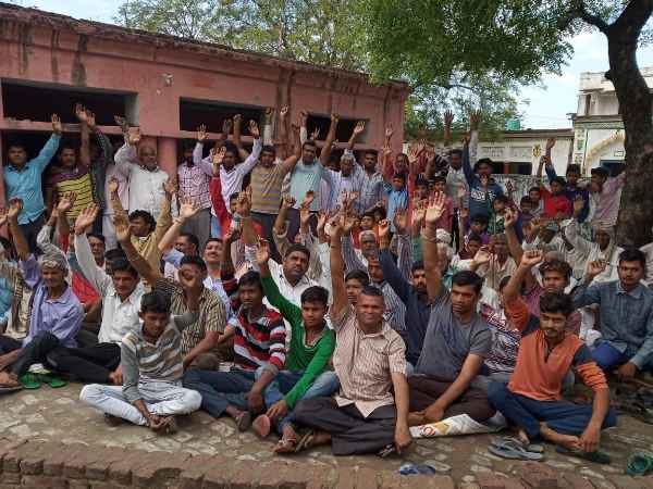 पुलिस ने ग्राम प्रधान को पीटा