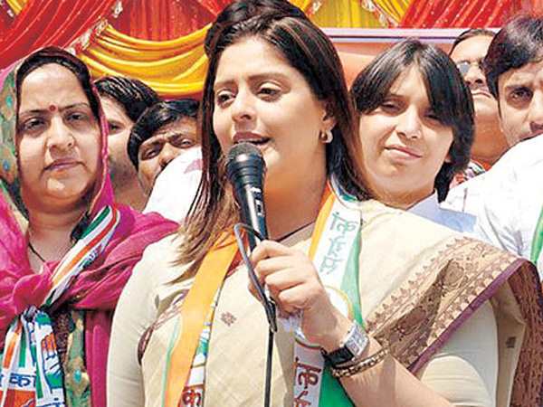 नगमा ने कहा- यूपी पुलिस निकम्मी है