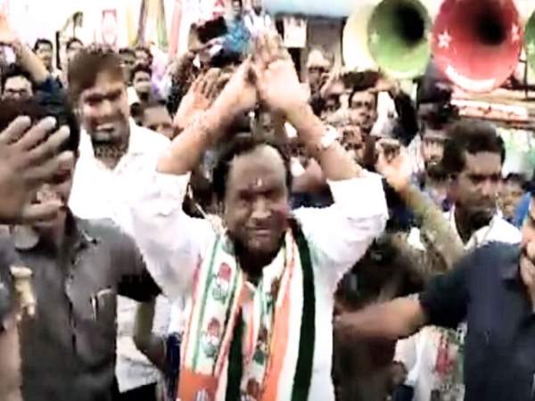 Karnataka Minister MTB Nagaraj performs ‘Nagin dance’ for voters in Hoskote Karnataka Minister MTB Nagaraj performs ‘Nagin dance’ for voters in Hoskote