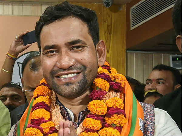 बीजेपी की रणनीति में फिट हो गए? बीजेपी की रणनीति में फिट हो गए?