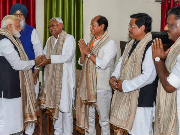 असमंजस में नेता