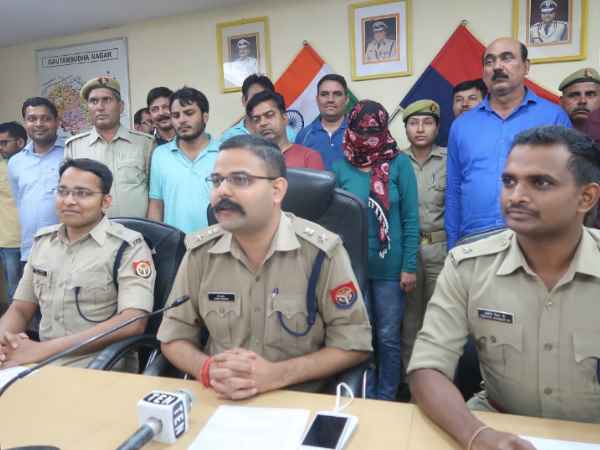 रुपये ऐंठने की मिली थी शिकायत