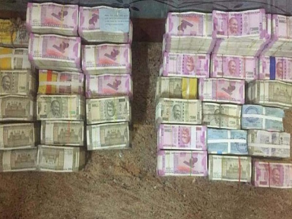 AMMK समर्थकों ने किया जमकर हंगामा, पुलिस ने चलाई गोलियां AMMK समर्थकों ने किया जमकर हंगामा, पुलिस ने चलाई गोलियां