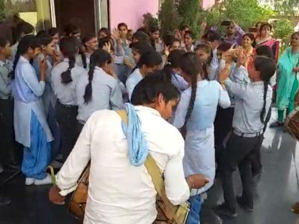 कैसे किया टॉप