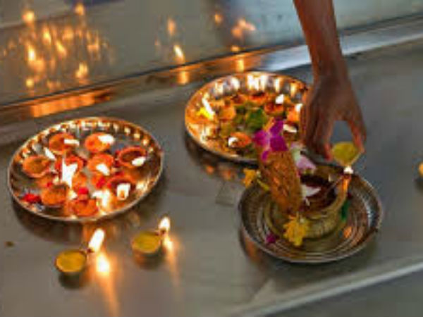 पति के किस ओर बैठे पत्नी