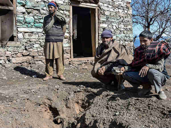 लोगों से घरों में रहने को कहा गया लोगों से घरों में रहने को कहा गया