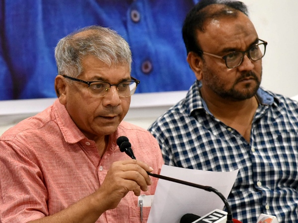 अब चुनाव आयोग ने प्रकाश आंबेडकर के इस बयान पर मांगी रिपोर्ट