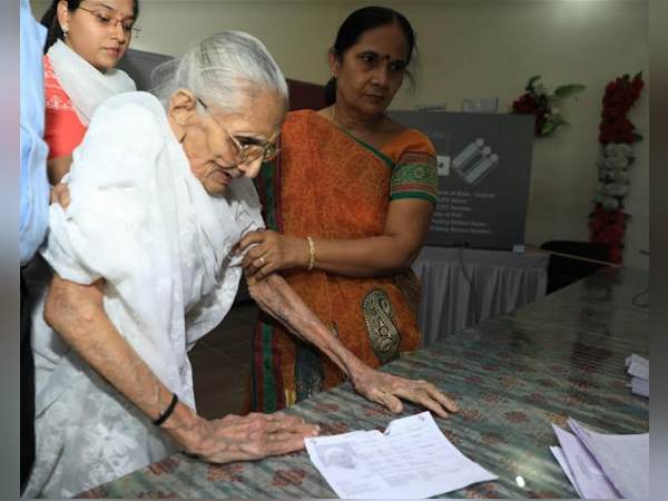 मोदी की मां, भाई और पत्नी ने भी डाला वोट