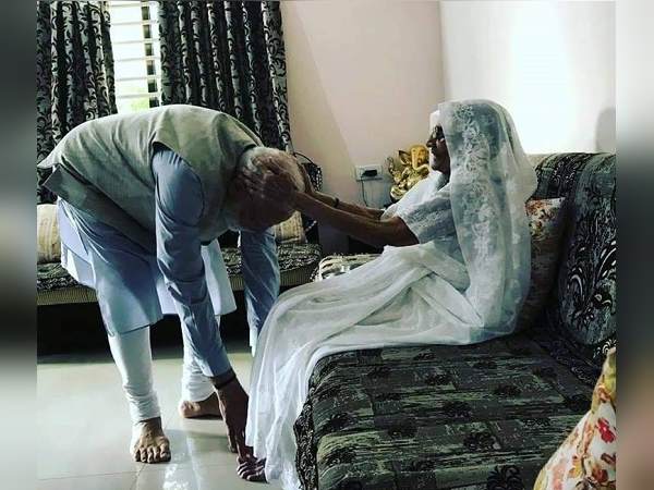 वोटिंग से पहले हीराबा ने मोदी को दिया 501 का शगुन