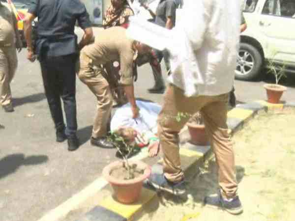 priyanka gandhi helped congress leader who fell unconcious priyanka gandhi helped congress leader who fell unconcious