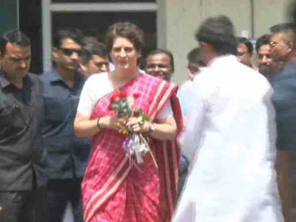 priyanka gandhi helped congress leader who fell unconcious priyanka gandhi helped congress leader who fell unconcious