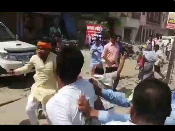 BJP supporters showed black flags in priyanka gandhi road show