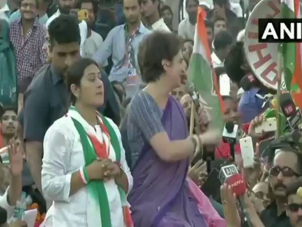loksabha Elections 2019: Priyanka Gandhi Road Show in Ghaziabad, target PM Narendra Modi loksabha Elections 2019: Priyanka Gandhi Road Show in Ghaziabad, target PM Narendra Modi