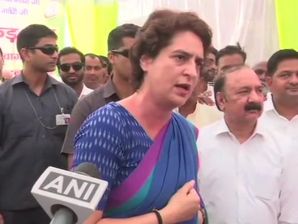 स्मृति ईरानी के जूते बांटने पर प्रियंका गांधी का बड़ा बयान