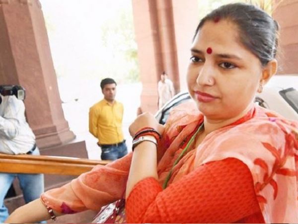 निजी स्वार्थ में काम कर रहे हैं नेता