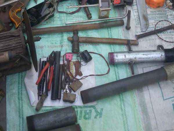 बरामद सामग्री में शामिल हैं: