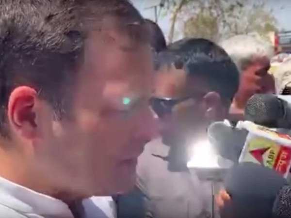 'लाइट मोबाइल की है'