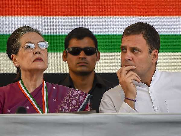 मंच पर पार्टी नेता को फटकारा मंच पर पार्टी नेता को फटकारा