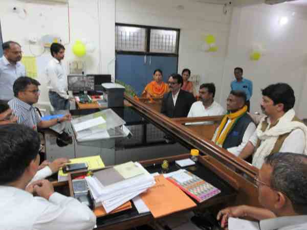 सपा-बसपा गठबंधन प्रत्याशी इंद्रजीत सरोज मैदान में