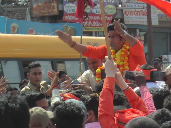 खुद कैमरा लेकर भीड़ दिखाने लगे रवि किशन खुद कैमरा लेकर भीड़ दिखाने लगे रवि किशन